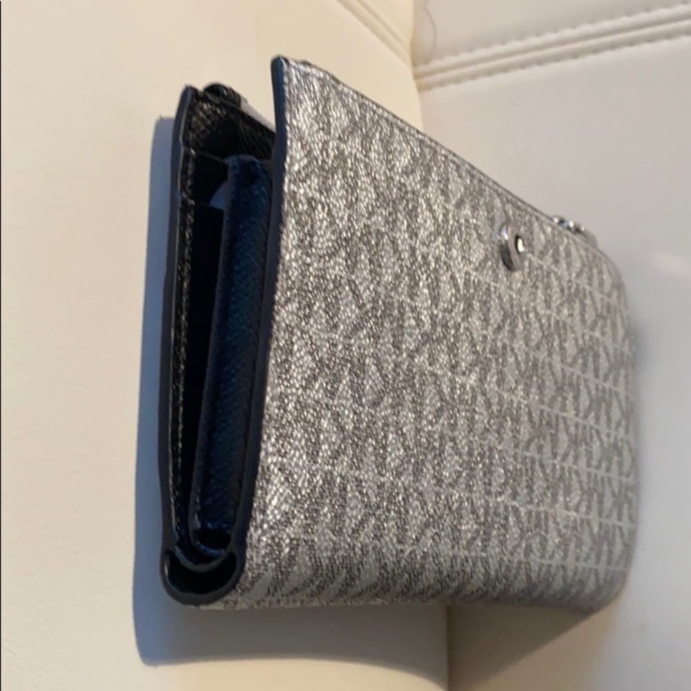 Michael Kors wallet/wristlet silver New logo - Picture 2 of 3